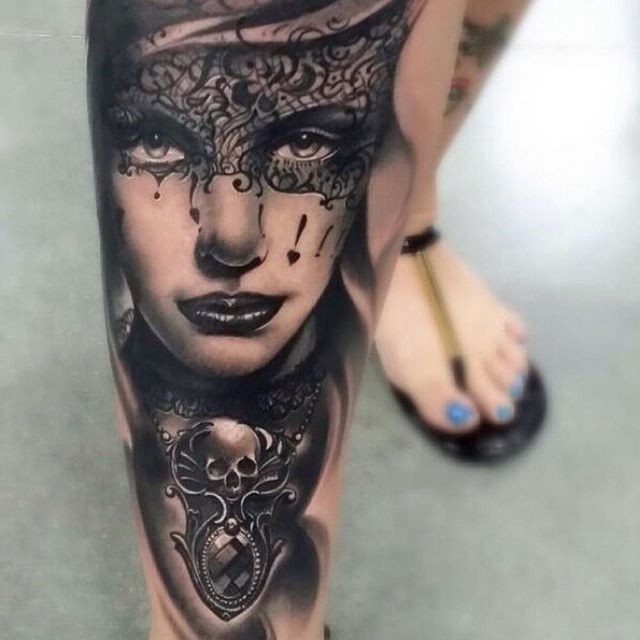 小腿黑色华丽的女人面具和珠宝纹身图案