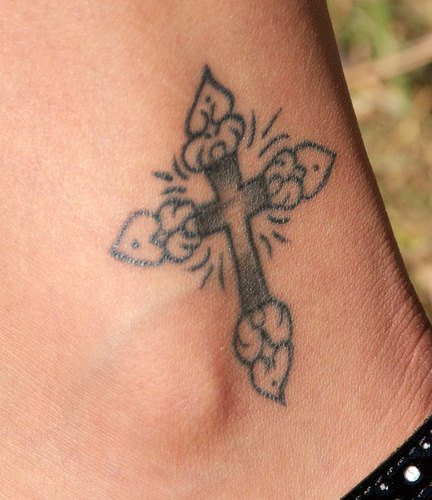 十字架简约风格脚踝纹身图案