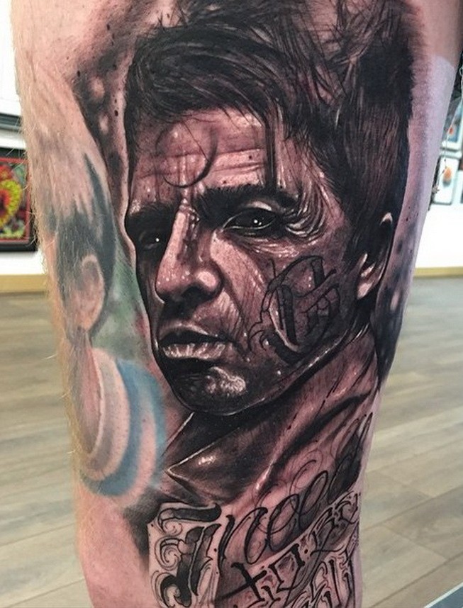 大腿黑灰风格的3D男性肖像纹身图案