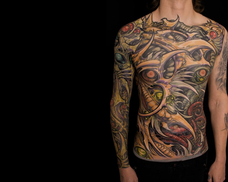 男性胸部和腹部彩色外星人骨骼纹身图案