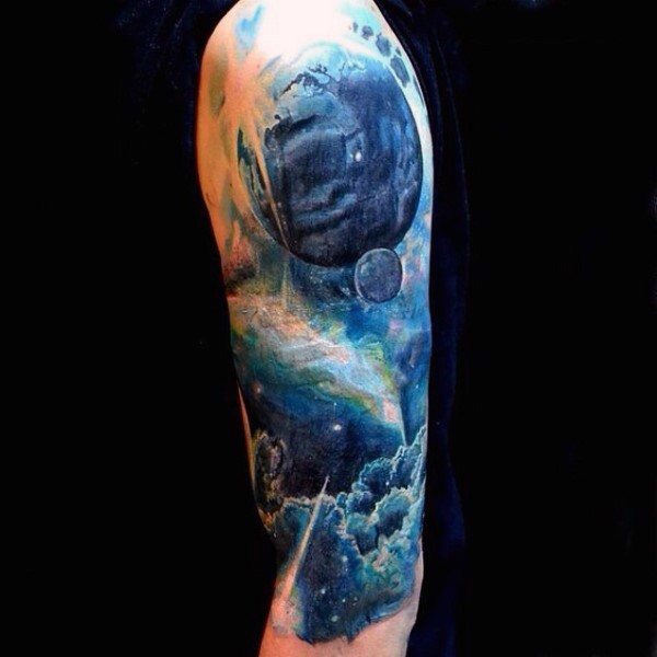 手臂五颜六色的太空主题纹身图案