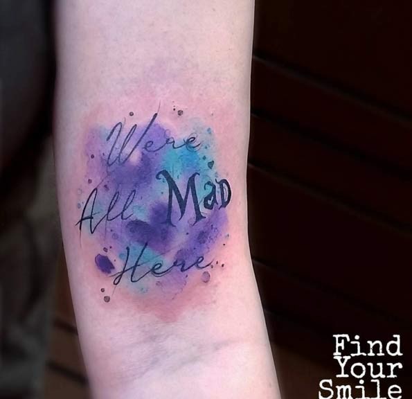 有趣的字母和紫蓝色泼墨水彩手臂纹身图案
