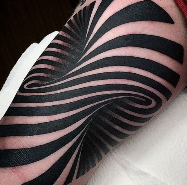 大腿神奇的黑白3D催眠符号纹身图案