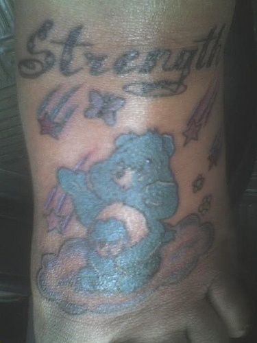 蓝色的卡通熊和字母纹身图案