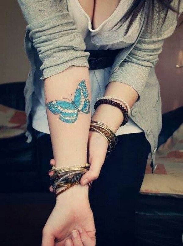 少女手臂蓝色的蝴蝶纹身图案
