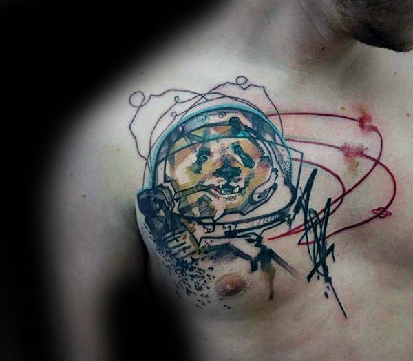 胸部抽象风格的彩色熊猫和太空服纹身图案