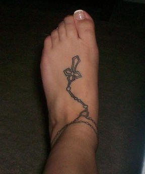 脚踝和脚背黑色十字架纹身图案