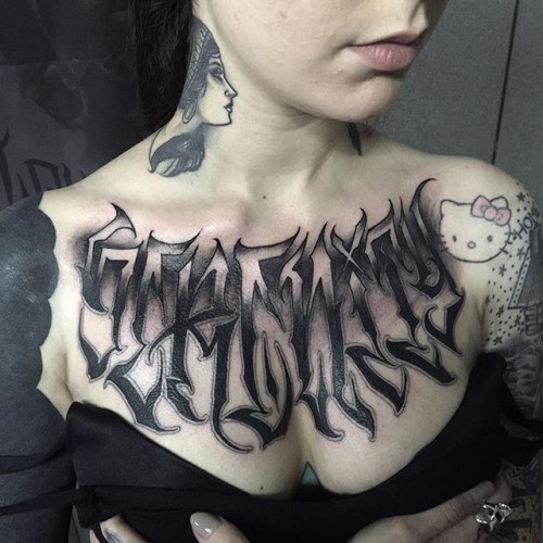 神秘的黑色花体字母胸部纹身图案