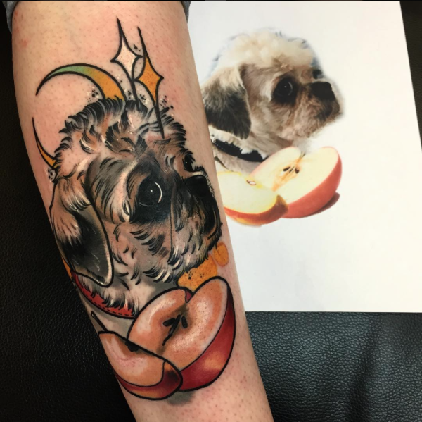 手臂彩色的可爱小狗与苹果和月亮纹身图案