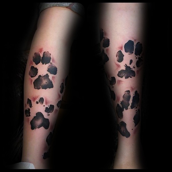 小腿奇怪的黑色动物爪印纹身图案