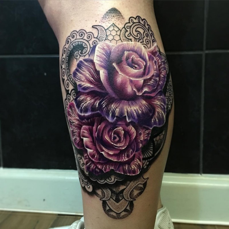 小腿3D风格的彩色玫瑰和饰品纹身图案