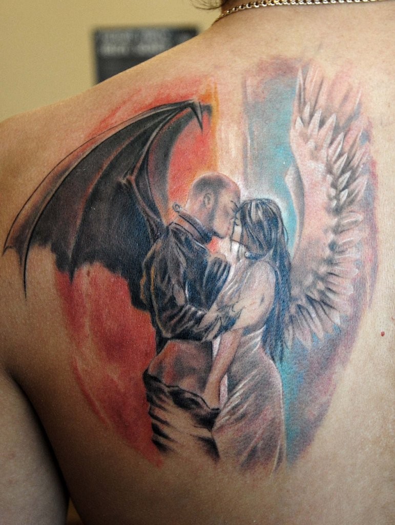 背部亲吻的天使和恶魔彩色纹身图案
