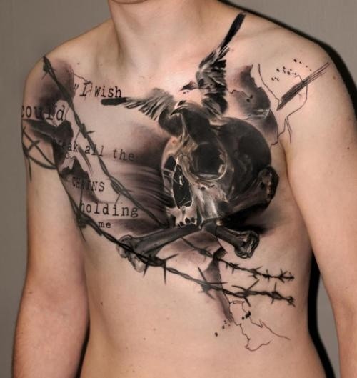 胸部惊人的骷髅和小鸟字母纹身图案