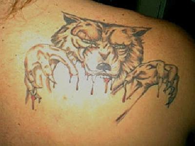 黑白血腥的狼人纹身图案