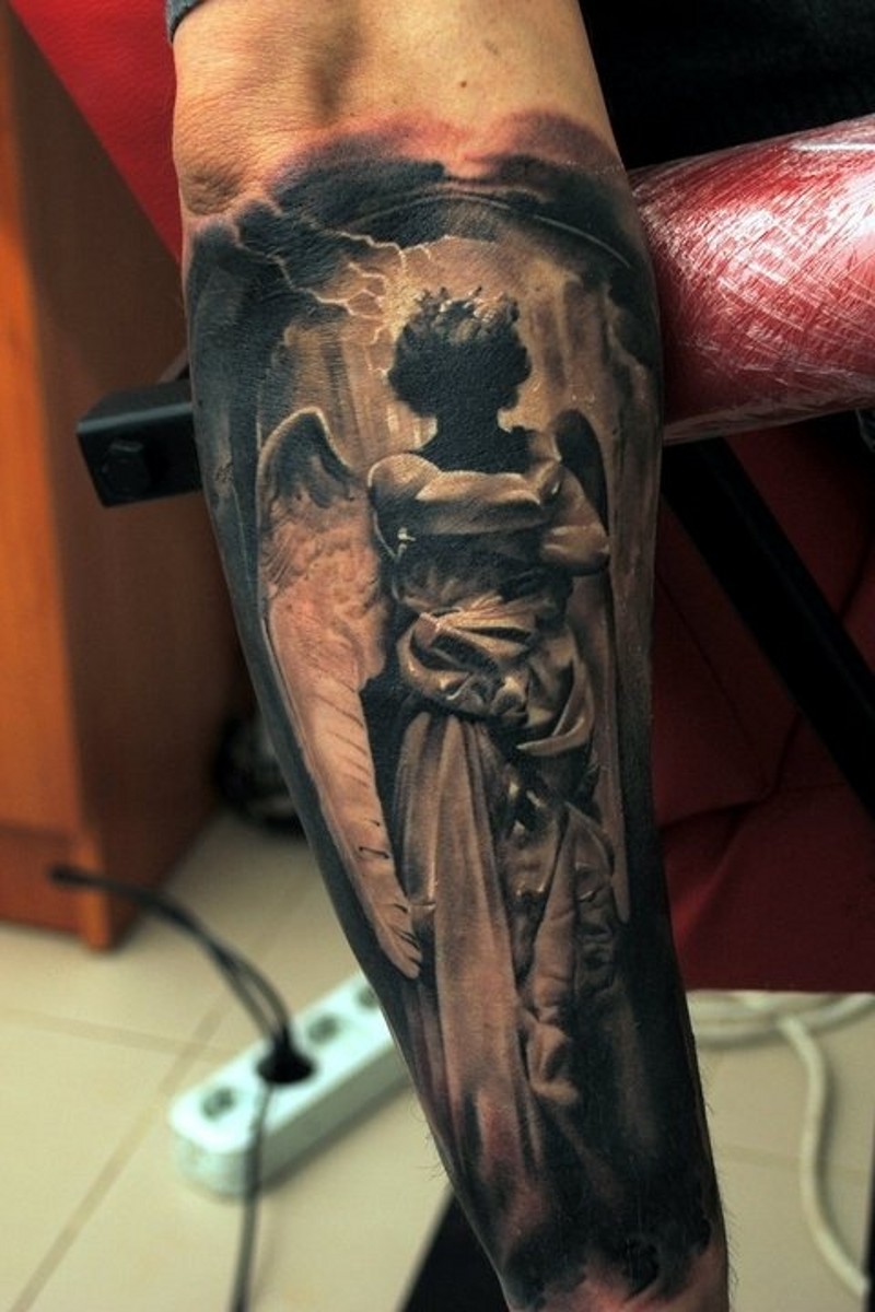 手臂上的黑天使纹身图案