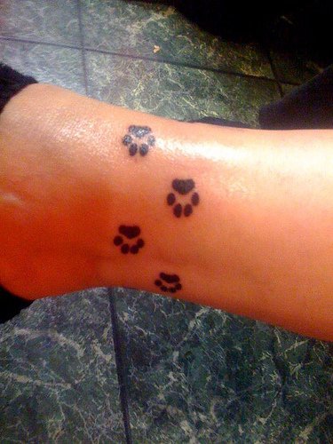 小狗的脚印黑色脚踝纹身图案