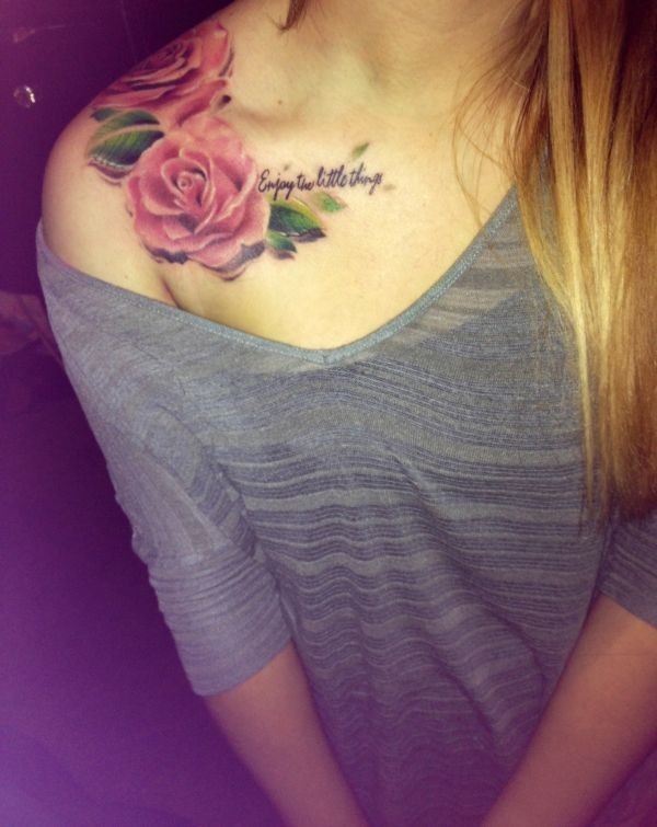 肩部浪漫风格的3D粉红色玫瑰与字母纹身图案