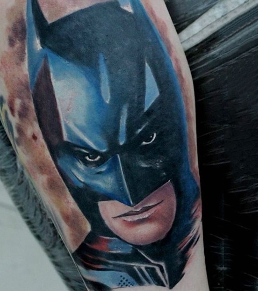 插画风格的彩色蝙蝠侠手臂纹身图案