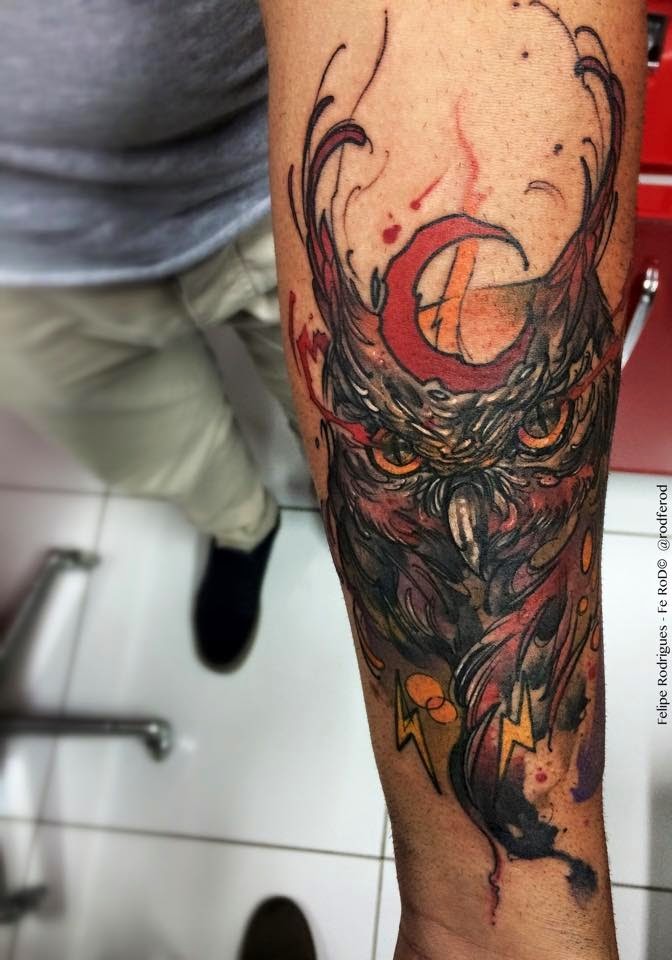 卡通风格彩色大猫头鹰与月亮手臂纹身图案