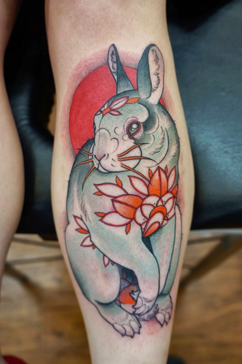 小腿日式彩色兔子与红色太阳纹身图案