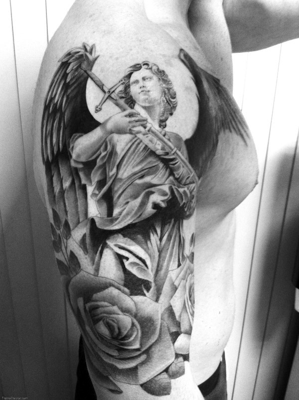 手臂黑白天使战士与剑和玫瑰纹身图案