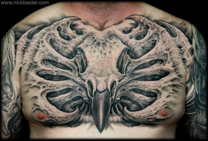 胸部彩色的鸟头骨与外星人骨头纹身图案