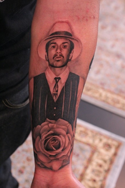手臂印象深刻的美国男性肖像纹身图案