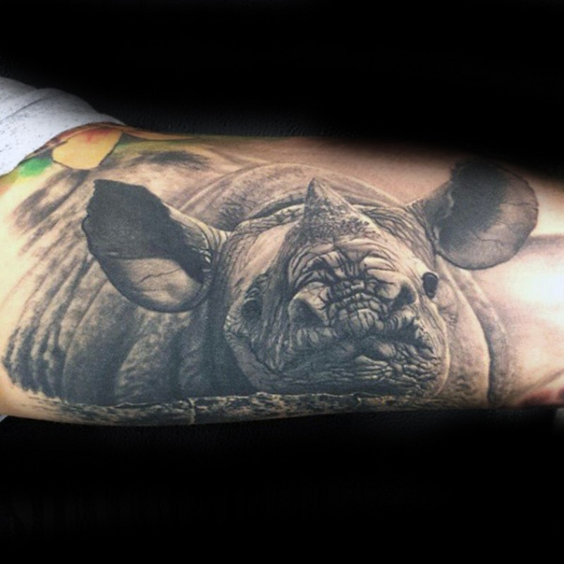 手臂逼真的3D野生犀牛头纹身图案