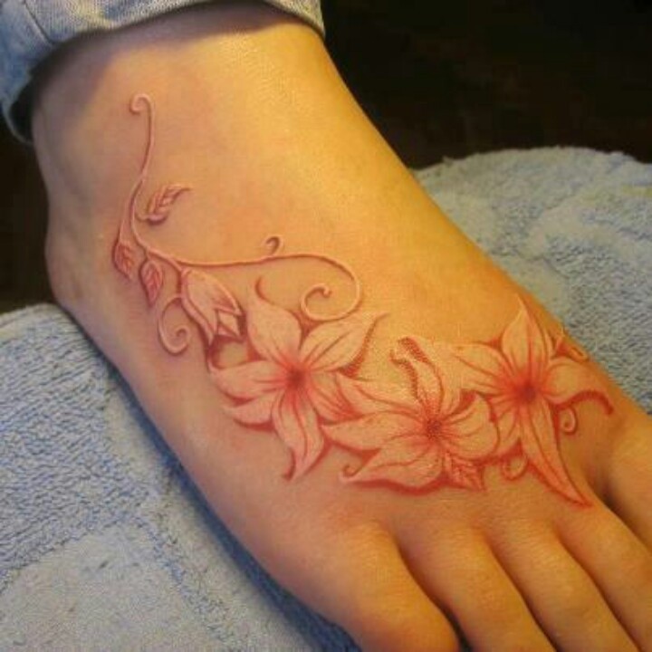 脚背惊人的红色和白色花朵纹身图案