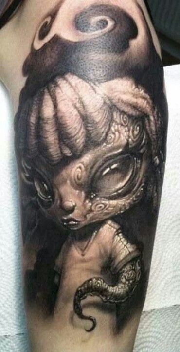 手臂黑灰风格可爱的外星人纹身图案