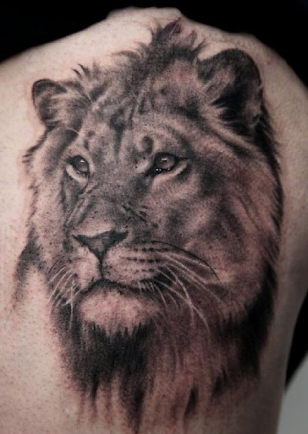 写实的狮子头像黑灰纹身图案