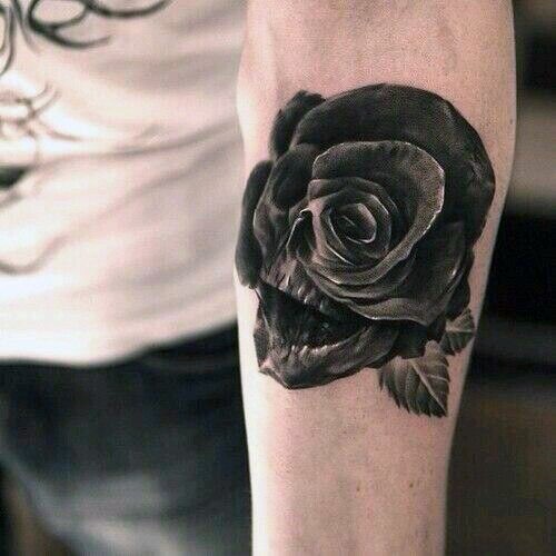 手臂上的3D骷髅结合玫瑰纹身图案