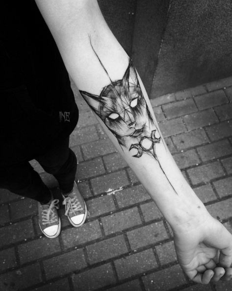 手臂黑色的素描风格猫头像纹身图案