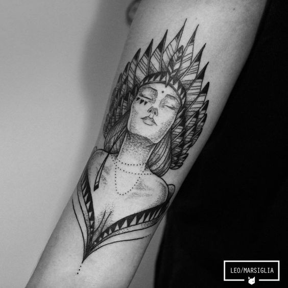 印度女人肖像黑色点刺手臂纹身图案