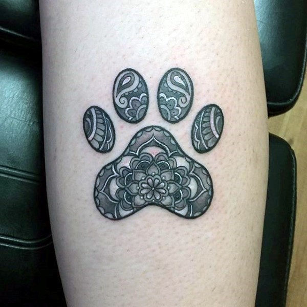 腿部动物爪印与饰品纹身图案