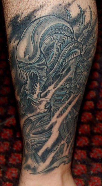 外星生物大战小腿彩色纹身图案