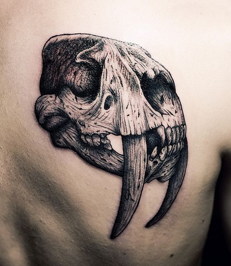 背部令人惊叹的3D逼真动物头骨纹身图案