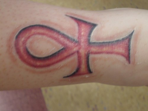 红色埃及十字架手臂纹身图案