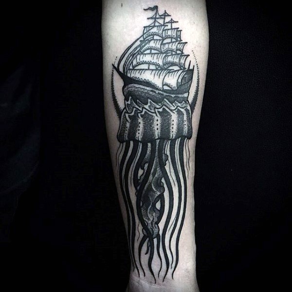 手臂黑白水母结合帆船纹身图案