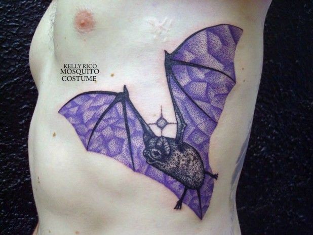 紫色的蝙蝠侧肋纹身图案