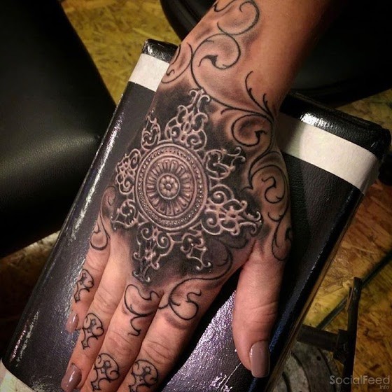 手背3D风格黑白装饰花卉纹身图案