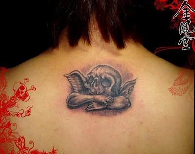 背部天使翅膀和骷髅纹身图案