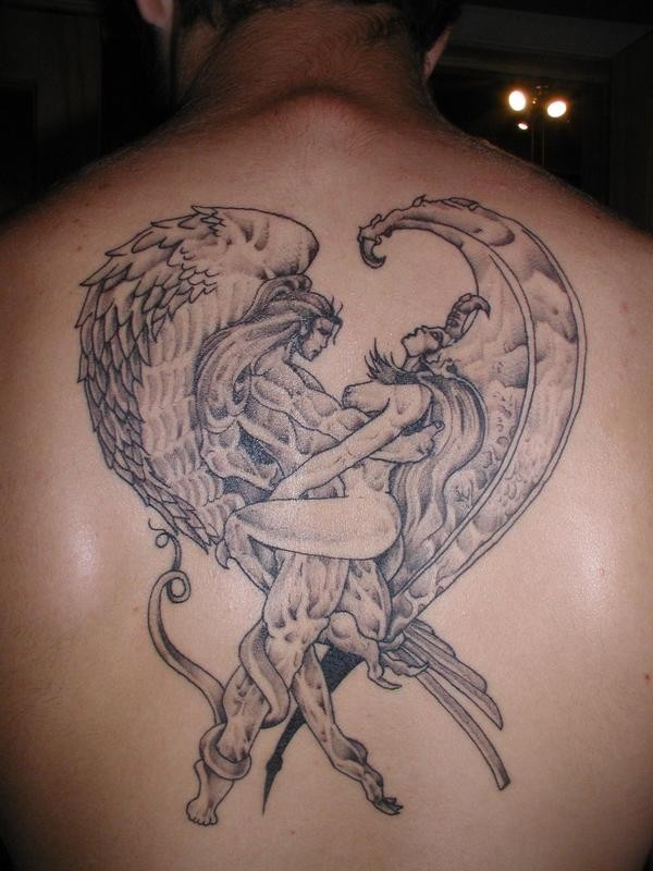背部天使和恶魔纹心形纹身图案