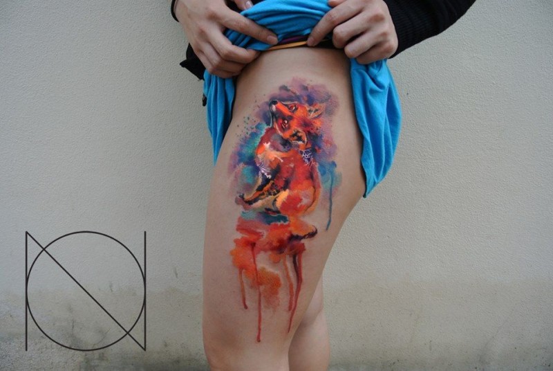 大腿水彩风格的红色狐狸纹身图案