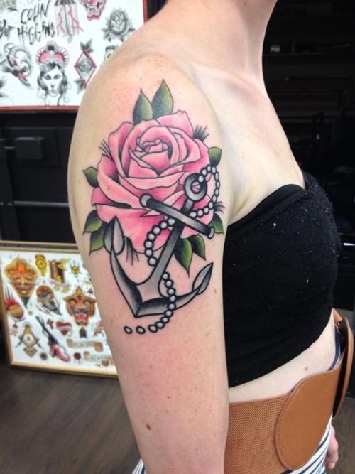 手臂可爱的灰色船锚与粉红色玫瑰纹身图案