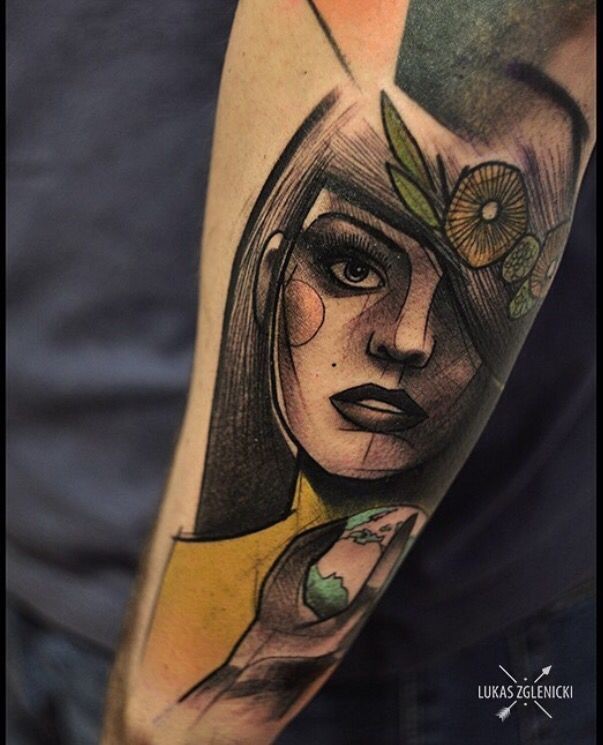 素描风格彩色女人与花朵手臂纹身图案
