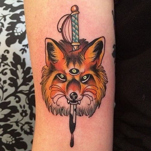 old school彩色神秘的狐狸与血淋淋的剑手臂纹身图案