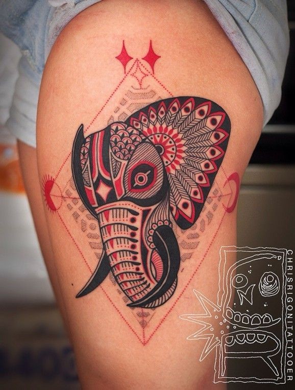 大腿黑色和红色的大象头部纹身图案