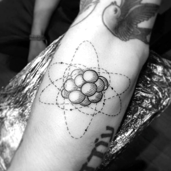 雕刻风格黑色线条原子符号手臂纹身图案