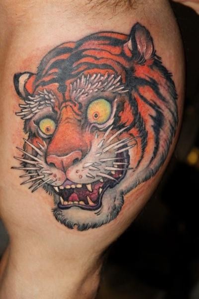 手臂彩色疯狂的老虎头像纹身图案